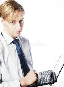 年轻的商人使用白色背景的笔记本电脑。