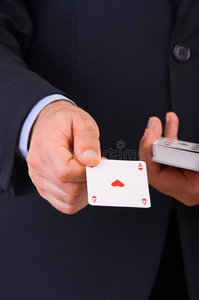 展示扑克牌的商人。
