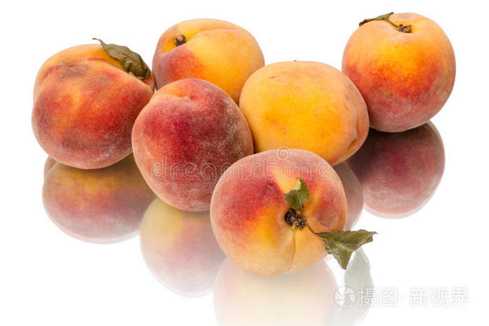 六个多汁的桃子