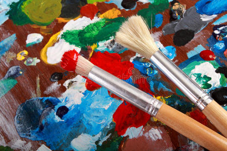 艺术家调色板和两个画笔