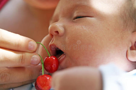 婴儿和樱桃