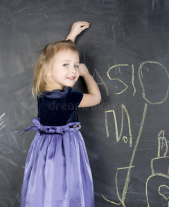 黑板旁可爱小女孩的画像图片