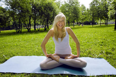 金发女孩在公园里练瑜伽