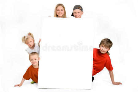 一群孩子在一个空白的标志后面