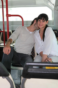 一对夫妇在公共汽车上接吻图片