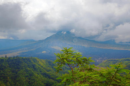 观赏巴杜尔活火山图片