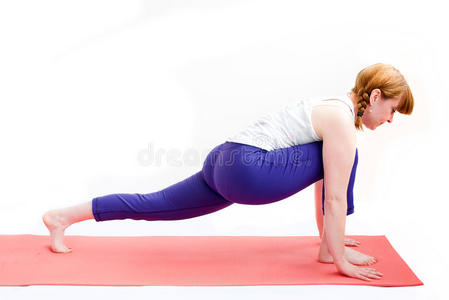 中年妇女练习瑜伽图片