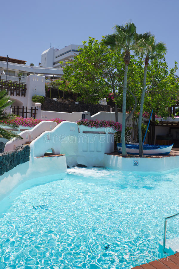 海边美丽的游泳池