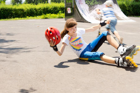 摔倒的女孩图片