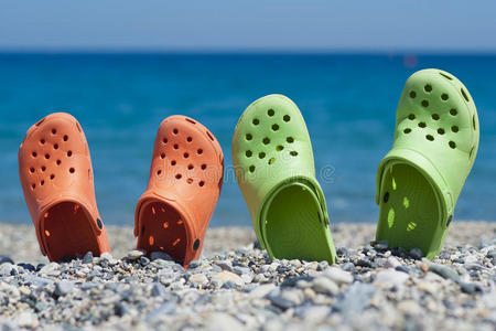 沙滩上的两双凉鞋