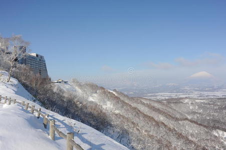冰雪覆盖的火山和酒店的冬季景观