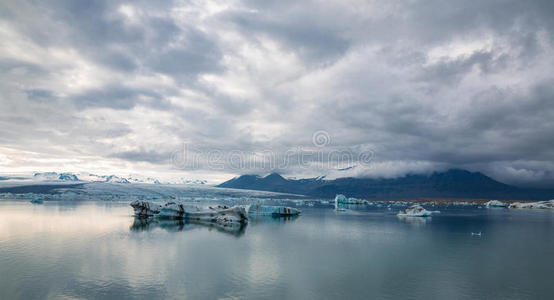 蓝色冰山漂浮