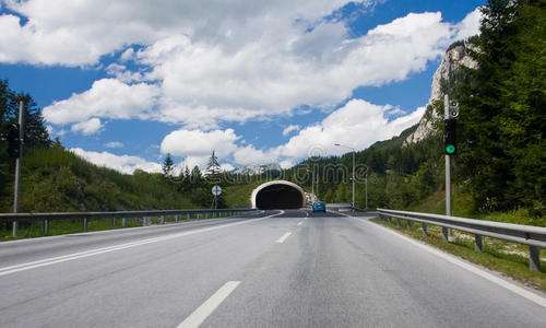 通往隧道的道路