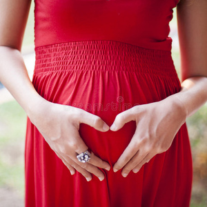 孕妇摸肚子的画面