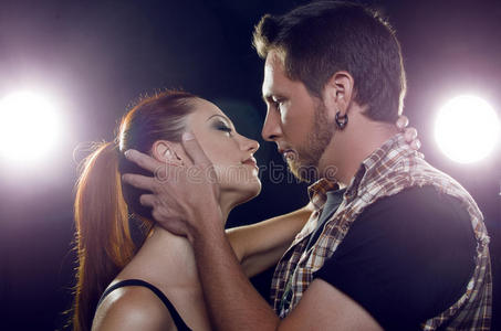 恋爱中的漂亮情侣调情.女孩想吻一个男人.照片