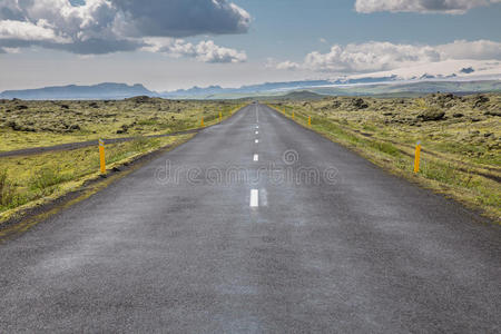 穿越冰岛苔藓景观的公路