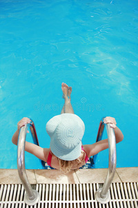 游泳池里戴帽子的女孩
