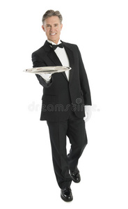 快乐的侍者，端着餐盘在白色背景下走着