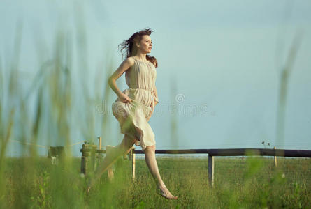 在草地上奔跑的娇嫩女子