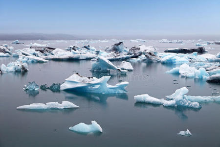 冰岛约库萨隆冰川泻湖漂浮的蓝色冰山