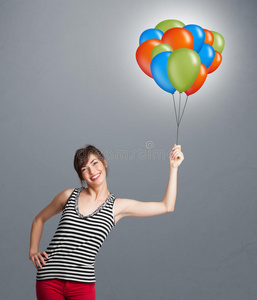 手持彩色气球的年轻女子