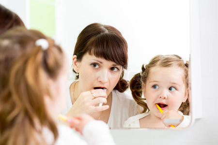 妈妈教孩子刷牙