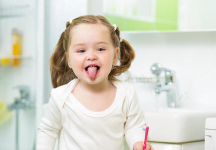 孩子在浴室刷牙