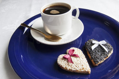 蓝色盘子里放着一杯咖啡的结婚饼干
