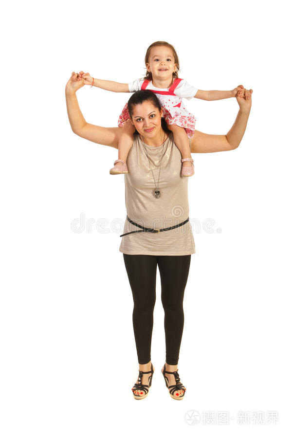 母亲背着他的女儿