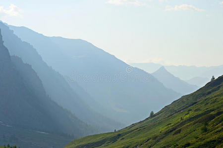 背光高山轮廓