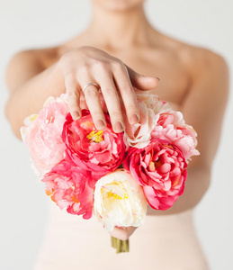 带着鲜花和结婚戒指的新娘