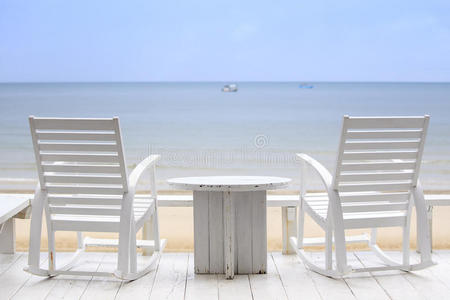 两张椅子等着你下次度假时坐