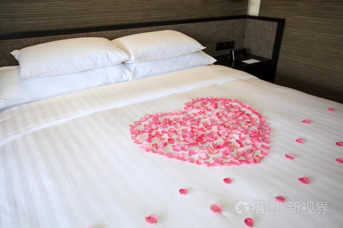 白色蜜月床上的玫瑰花瓣