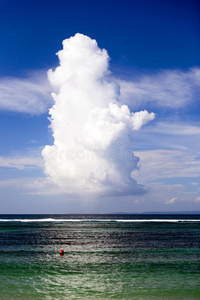 海上云彩秀丽的风景