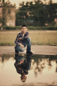 站在水坑里的小男孩