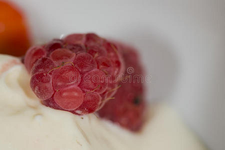 红莓草莓冰淇淋