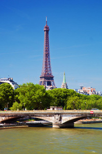 埃菲尔铁塔和塞纳河，巴黎，法国。