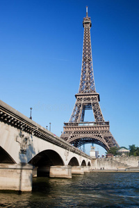 法国巴黎的埃菲尔铁塔和塞纳河。