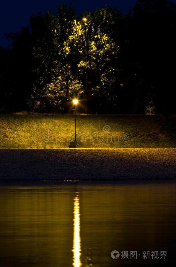 夜晚河边的灯笼从贝尔格莱德的阿达岛看
