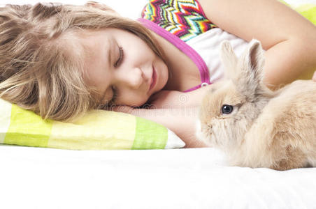 女孩和兔子睡觉