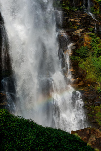 岩瀑彩虹图片