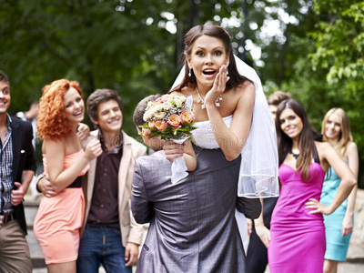 新郎把新娘扛在肩上.照片