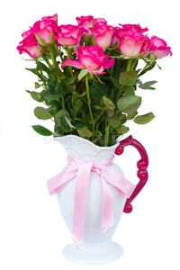 花瓶里有新鲜的粉红色玫瑰