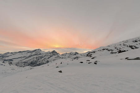 高山冬雪夕阳