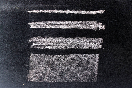 粉笔线条黑板背景下线条形状的白色粉笔画照片