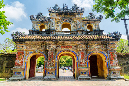 东门 贤仁门 到城堡与皇家城市在色调, 越南。五颜六色的门是一个流行的旅游胜地色调