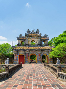 令人惊叹的东大门 贤仁门 到城堡与帝国城市在夏季晴朗的日子, 在色调, 越南。五颜六色的门是一个流行的旅游胜地色调