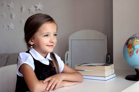 在家里，阅读室内可爱的小女孩在图书馆学习的小女孩