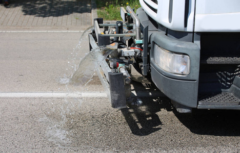 水飞溅的卡车洗的道路