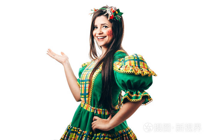 巴西女人穿着典型的衣服为节日junina